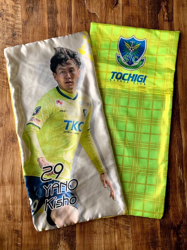 ↑ カバーデザイン 左:表面 右:裏面
飾って良し、抱きしめて良しの抱き枕!
抱きしめるにはちょうど良いサイズ感です♪
■価格
9,900円
■サイズ
約80×37センチ(クッションを入れた状態)
■素材
カバー:ポリエステル100%
クッション:ポリエステル100%(外側)、エステル綿(中身)