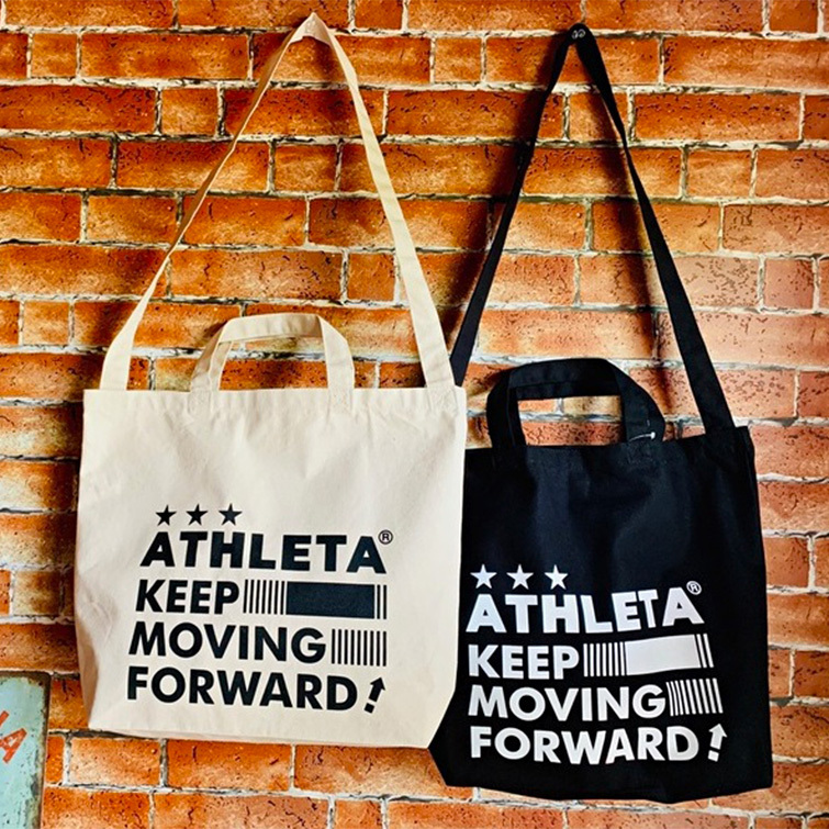 【ATHLETAコラボ 2wayトートバッグ】
・手提げ、ショルダーどちらでも使用できる2wayトートバッグ!
普段使いもしやすいホワイト、ブラックのベーシックな2色展開です。
■価格:3,240円
■サイズW33×H34.5×D10センチ■素材:綿