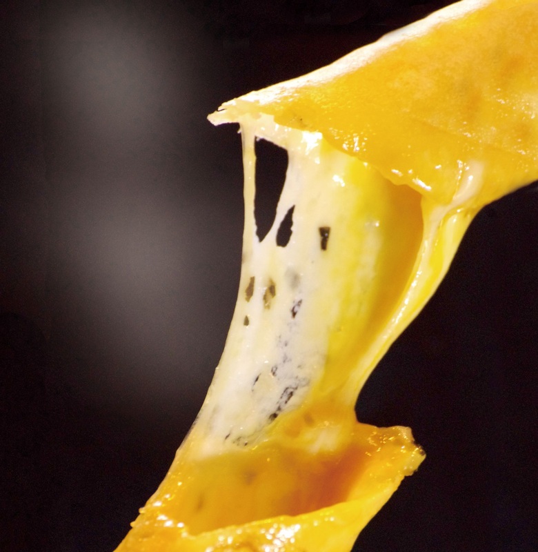 ・栃木県産のモッツァレラチーズとゴルゴンゾーラ、ゴーダ、レッドチェダーの4種類のチーズを米粉の皮で巻いた「小町」はチーズ好きにはたまらない美味しさです！
■価格：350円
■販売店舗：日光乙女チーズ(イベントエリア)

