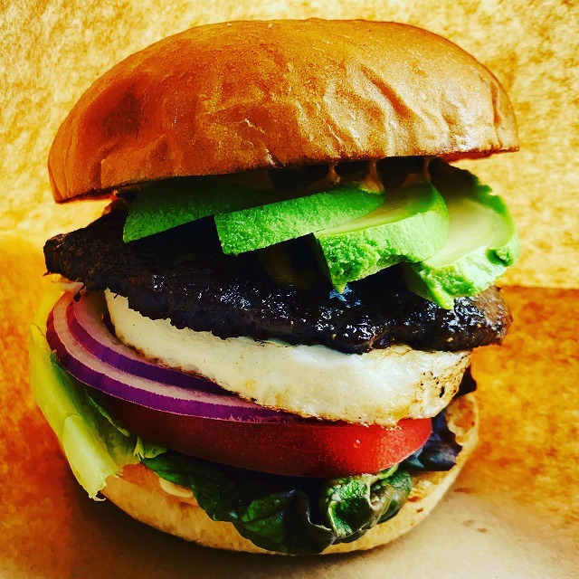 ・トッキーバーガーに対戦チームカラーのアボカドをトッピングしました。森のバターと言われるアボカド。バーガーをクリーミーに変化させます。■価格:600円
■販売店舗:18diners(ファンエリア)