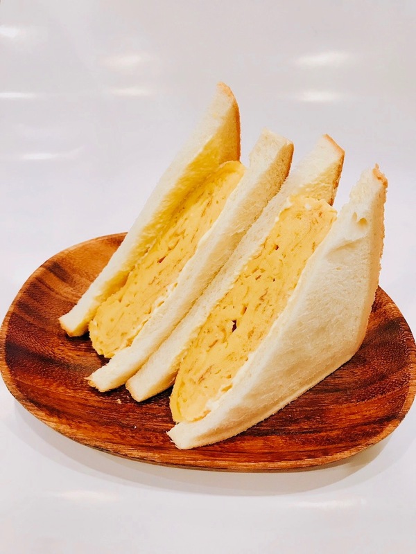 ・ダシ醤油の玉子焼きを粒マスタードとマヨネーズをかけてパンに挟みました。
ボリューム満点シェアOK!
■価格:600円
■販売店舗:玉子屋てっちゃん(ファンエリア)
