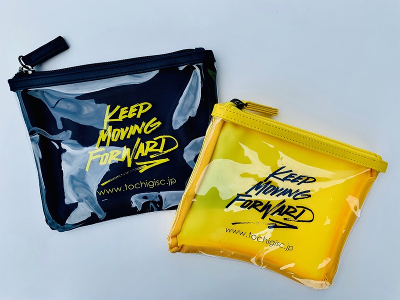 ・クリア素材を使用したオシャレ雑貨♪ 化粧ポーチとして、ちょっとした小物やコード類、文房具類などの収納アイテムとしても便利なアイテム!
■価格
2,200円■カラーイエロー、ネイビー
■サイズ
幅18㎝、高さ 15㎝