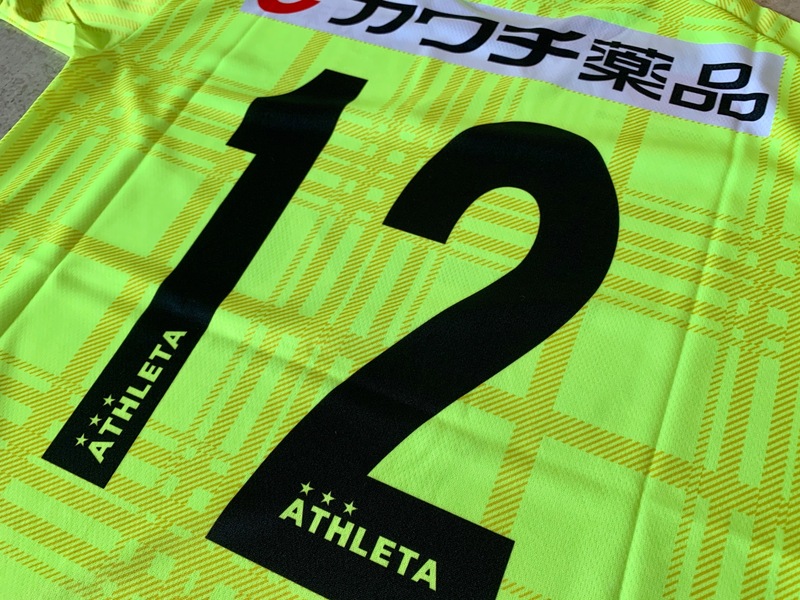 ・ユニフォームデザインそのままのTシャツ!
レプリカユニフォームよりお得に応援できるウェアです。
背面には#12がプリントされています。 エンブレム、スポンサーロゴ、背番号はすべて昇華転写プリント。
■サイズ・価格
110,130,150㎝・・・5,280円
S,M,L,O,XO,2XO・・・6,380円
■素材:ポリエステル100%