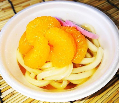<p><strong>【お子様みかんうどん】※温かいつゆ</strong></p><br><p>・最近お子様からご要望が多いお子様みかんうどん。</p><br><p>今節は愛媛戦ということで、まさに、みかんです！！</p><br><p>小さなサポーターのみんなは、みかんを食べて愛媛の勝ち点を食べちゃいましょう！！</p><br><p></p><p><br></p><br><p>■価格：400円</p><br><p>■販売店舗：なすのまきうどん(場外エリア)</p><p><br></p>