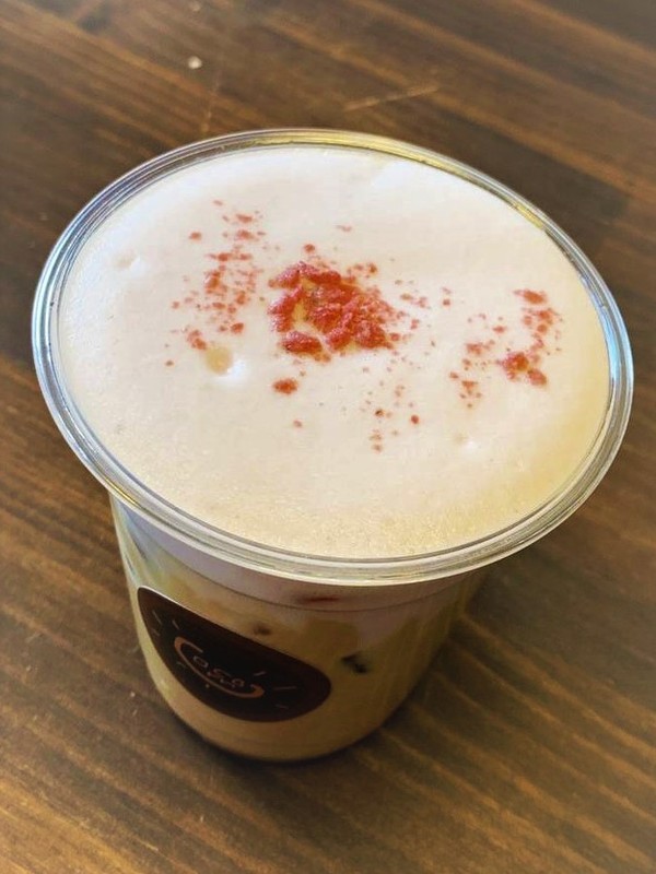 <p><strong>【さくらラテ】</strong></p><br><p>・桜薫る春のラテ。</p><p>ホットでアイスでお楽しみください。</p><br><p><br></p><br><p>■価格：500円</p><br><p>■販売店舗：Mobile Cafe NIKKO 珈琲 Cocom(場外エリア)</p><p><br></p><p><br></p>