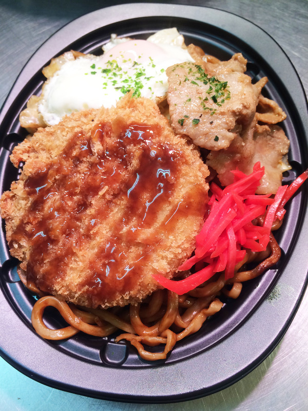 <p><strong>【勝つ！焼きそば】</strong></p><br><p>・メンチカツがのったボリューム満点焼きそば！</p><br><p><br></p><br><p>■価格：750円</p><br><p>■販売店舗：D-Style(場外エリア)</p><p><br></p><p><br></p>
