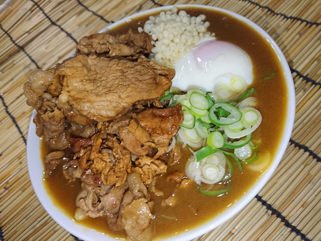 <p></p><br><p><strong>【KINGカレーうどん】</strong></p><br><p>・今シーズンもトッピング全部乗せでスタート！まさにKINGのカレーうどん！</p><br><p>ガッツリ食べたい方必見です！！数量限定となります。</p><br><p><br></p><p>■価格：800円</p><br><p>■販売店舗：なすのまきうどん(場外エリア)</p><br><p><br></p><br><p><br></p>