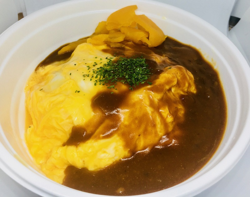 <p><strong>【黄色い炎のオムカレー】</strong></p><br><p>・バター香るふわとろオムライスにカレーをトッピング！</p><br><p>スパイシーなカレーと優しい玉子が絶妙にマッチして、闘争心に火をつけます！</p><br><p>女性やお子様も食べやすいよう中辛になっております。</p><br><p><br></p><br><p>■価格：600円</p><br><p>■販売店舗：玉子屋てっちゃん(場外エリア)</p><br><p><br></p>