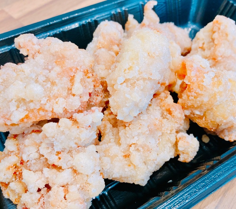 <p></p><br><p><strong>【台湾からあげ】</strong></p><br><p>・台湾からあげは台湾の屋台でも人気のイェンスージーという一口大の唐揚げです。</p><br><p>サクサクした衣で揚げバター風味のフレーバーをかけました。</p><br><p><br></p><br><p>■価格：500円</p><br><p>■販売店舗：アジアンデリブリス(場内エリア)</p><br><p><br></p><p><br></p><p><br></p>